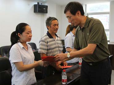 省總工會(huì)黨組書記、副主席陳震一行到順昌虹潤(rùn)精密儀器有限公司慰問困難職工